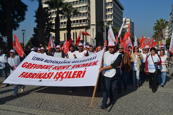 İzmirde işçilerden belediye önünde eylem 2