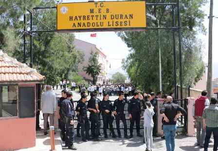 İzmirde sürgün edilen öğretmen için basın açıklaması yapıldı 2