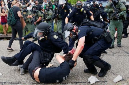 ABDde polis eylemcilere saldırdı 2
