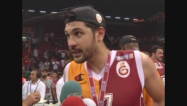 ntv-mikrofonunu-yere-atan-cenk-akyol 127403-4330 640x360
