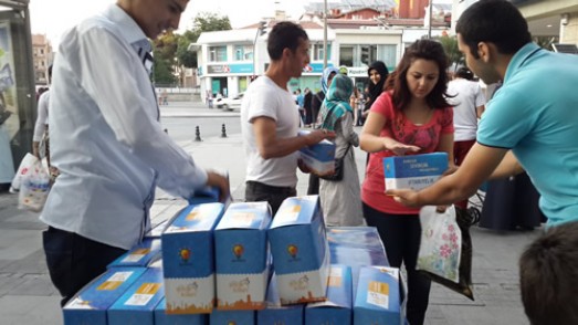 iftara yetisemeyenlere kumanya dagitiyorlar h121341