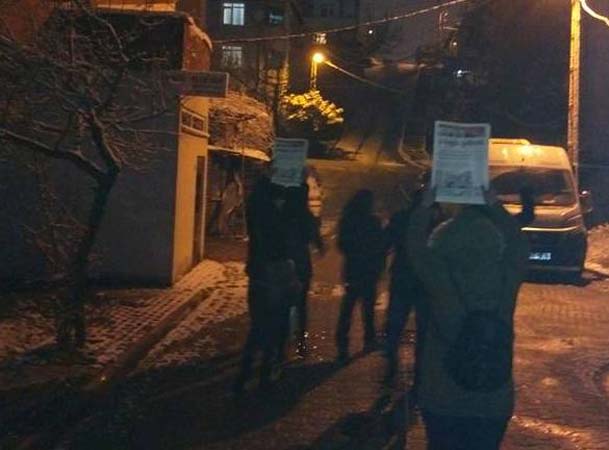 sarigazide kampanya icin gazete dagitimi