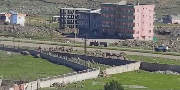 İdilde cenazeler traktörle ırkçı marşlarla taşındı